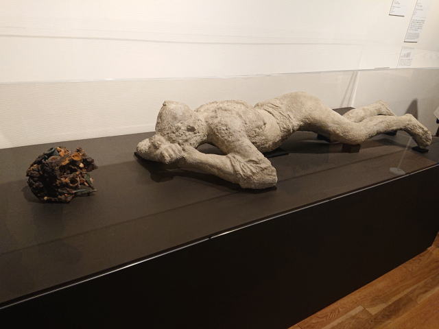 《女性犠牲者の石膏像》ポンペイ出土